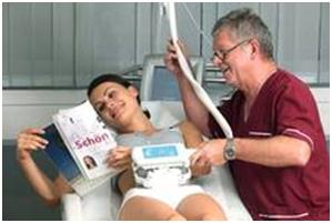 Entspannte Patientin während einer Kryotherapie Behandlung in unserer Praxis in Wien