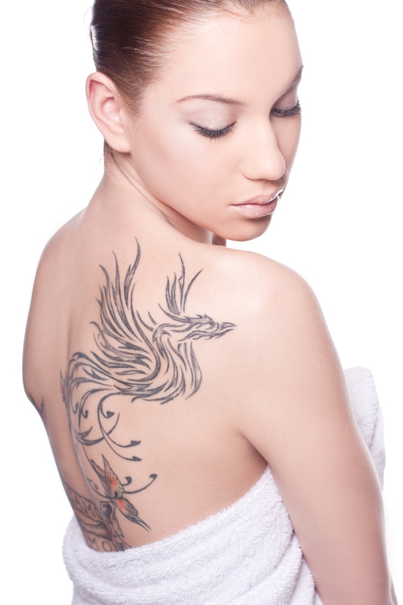 Frau mit einem sehr großen Tattoo auf ihrem Rücken, man kann es weglasern